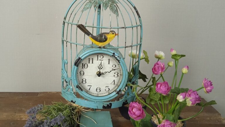 Toques Vintage: Relojes Antiguos en la Decoraci&oacute;n